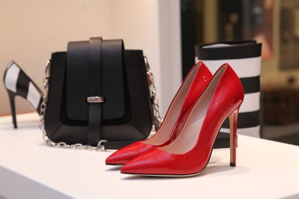 Boutique de chaussures pour femme : chic et offres exclusives !
