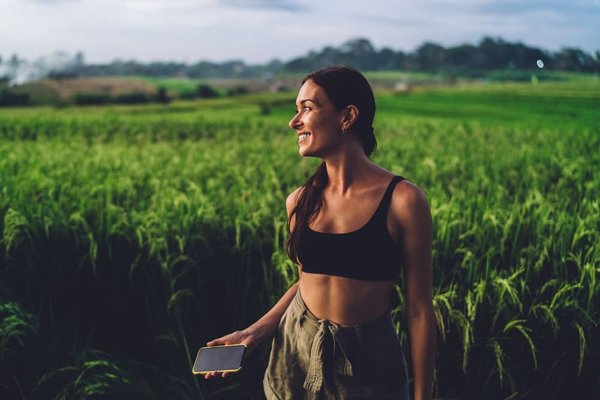 Quelles astuces pour porter des crop tops avec goût dans une tenue de ville?